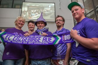 Die FCE-Fans Silke Barthmann, Uwe Drechsler, Rene Frenzel, Rene Freitag und Toni Fischer (von links) haben vor der Leinwand im Atrium des Landratsamtes live mitgezittert. Letztlich durften sie jubeln.  
