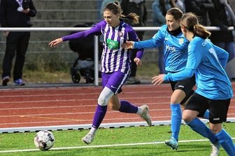 Veilchen feiern Derbysieg - Veilchen Elisa Polusik treibt den Ball erfolgreich gegen zwei Chemnitzerinnen vor sich her. Am Ende durften die Auerinnen jubeln, weil sie im Derby gegen den CFC eine Menge Kampfgeist entfalten konnten.