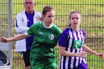Veilchen geraten unter Druck - Nelly Josephine Estel (rechts) steuerte zum 2:0 der Auerinnen eine Vorlage und ein Tor bei.