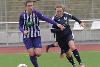 Veilchen hoffen auf Fortgang der Saison - Die Auer Landesliga-Fußballerinnen um Teresa Prußky (l.) haben das Team der SG MoGoNo Leipzig mit 3:0 bezwungen.