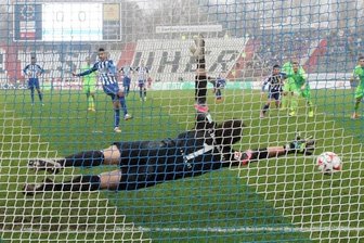 Veilchen in erster Halbzeit "unterirdisch" - Dimitrij Nazarov erzielte per Handelfmeter das entscheidende 1:0. Torhüter Martin Männel ahnte die richtige Ecke, konnte den Treffer aber nicht verhindern.