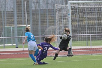 Veilchen kassieren klare Derbyniederlage: „Der CFC war einfach besser“ - Am Ball die Auerin Torhüterin Paula Püschmann.
