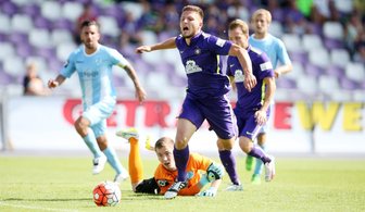 Veilchen kontern zum ersten Ligasieg - Die Entscheidung: Der Stuttgarter Torwart Carl Klaus (liegend) bringt Tom Nattermann zu Fall, der Keeper muss vom Platz und Aue erhöht per Elfmeter zum 2:0-Endstand.