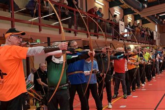 Veilchen landen bei Turnierpremiere zumindest einen Volltreffer – Kleiner Wermutstropfen bleibt - In einer Reihe aufgestellt, peilten die Schützen in den Bogenklassen ohne Visier in der Zschorlauer Sporthalle die 18 Meter entfernte Zielscheibe an. Jeder der insgesamt 372 Sportler hatte dabei pro Wettkampf 60 Pfeile zur Verfügung.