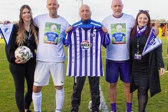 Veilchen-Oldies reisen für guten Zweck an - Vor dem Anstoß: Von links Tine Luderer, Kapitän Henry Holzmüller, Michael Will (alle Rebesgrün), sowie Udo Tautenhahn und Sabrina Trzarnowski (Erzgebirge Aue).