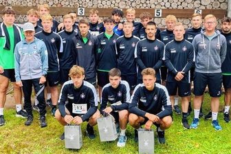 Veilchen peilen großes Ziel an - Aues U-19-Fußballer machen sich fit für die neue Saison. Ihr Lauftrainer Thomas König (2. v. l.) organisierte dafür einen Sommerbiathlon. 