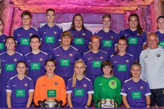 Veilchen stapeln vorerst tief - Die Fußballerinnen des FC Erzgebirge Aue wollen sich in der Landesliga neu formieren, um in absehbarer Zeit das Projekt Aufstieg anzugehen. Das Team betreuen Chefcoach Alexander Zamzow (l.) sowie Co-Trainer Bernd Stettinius (2. v. r.) und Abteilungsleiter Uwe Wappler.