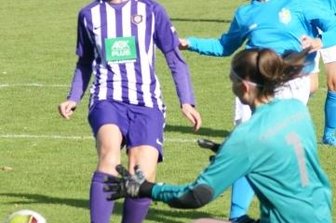Veilchen stehen in Dresden in voller Blüte - Antonia Zamzow gehört zu den Leitfiguren in der Auer Landesliga-Elf. Oft drückt sie Begegnungen - wie hier der gegen Chemnitz - ihren Stempel auf.