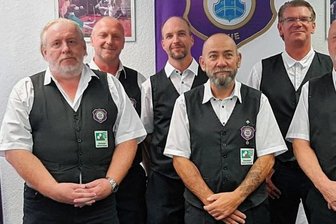 Veilchen steigen auf - Zur Aufstiegsmannschaft des FC Erzgebirge Aue gehören Jens Schwarz, Jörg Bamler, Jan Schuster, Roland Karg, Olaf Radoi-Voigt und Ralf Martin (v. l.). Die Veilchen spielen kommende Saison in der Regionalklasse. 