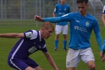 Veilchen unterliegen zuhause - Die B-Junioren des FCE - hier Niklas Schmidt (l.) im Zweikampf mit Loris Brückner - unterlagen im Derby gegen den CFC mit 0:2. 