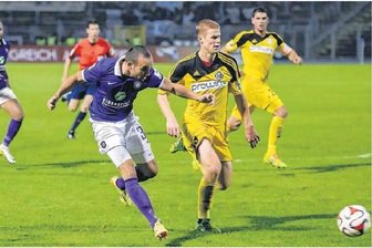 Aues Fabian Müller setzt sich gegen Aalens Abwehrspieler Andre Hajnault durch und trifft zum 1:0. 