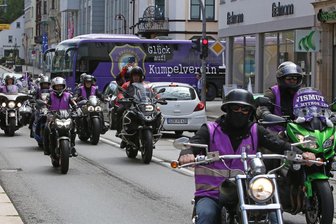Veilchenbiker auf Tour: Vom Erzgebirge nach Unterhaching - Die Veilchenbiker eskortierten auch schon den Aue-Bus ins Stadion. Diesen Freitag geht es nach Bayern.