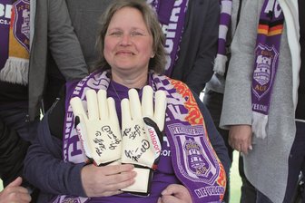 Veilchenfan gewinnt harten Kampf – und freut sich über besondere Geste - Gerührt freut sich Steffi Oehme beim Heimspiel Anfang Mai über Martin Männels Torwarthandschuhe – natürlich mit Widmung und Autogramm.