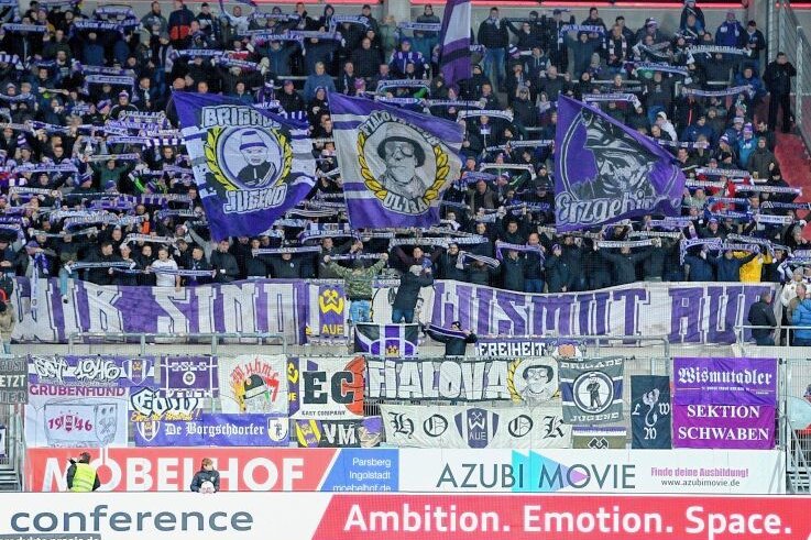 Veilchenfans hoffen nun auf erfolgreichen Heimauftakt - Rund 700 Fans unterstützten den FC Erzgebirge Aue am Montag in Ingolstadt. Am Ende siegten die Veilchen 2:1. Am Sonnabend gibt es nun das erste Punktspiel in diesem Jahr im Erzgebirgsstadion. 