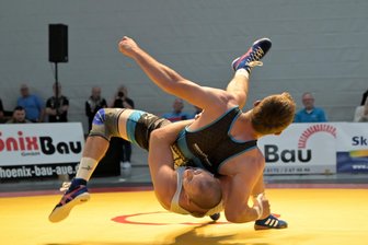Veilchenringer wappnen sich für Kellerduell mit Brisanz - Der Auer Arkadiusz Marcin Kulynycz (unten) machte gegen Rimbachs Jan Schwab technisch überlegen kurzen Prozess. Nun bestreitet der FCE das Kellerduell gegen Lübtheen und will keinesfalls verlieren.