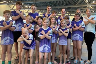 Veilchenschwimmer drehen bei Wettkämpfen voll auf – von neuen Bestzeiten und Rekorden - Die jüngsten Schwimmer des FCE zauberten Nachwuchstrainerin Diana Müller (r.) in Schwarzenberg ein Lächeln ins Gesicht.
