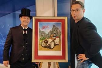 Veit Schenderlein kann auch ernsthaft: Werbeplakat für den ersten Zwickauer Horch enthüllt - Künstler Veit Schenderlein (r.) und Oldtimer-Liebhaber Michael Lehmann aus Mülsen flankieren die Zeichnung.
