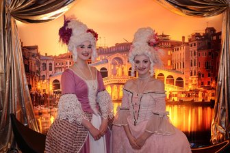 Venezianische Nacht im Erzgebirge: Die schönsten Bilder vom Philharmonieball in Aue - Jessica Bohlmann (rechts) und Christin Schwind versetzten die Besucher beim Philharmonieball in Aue in andere Zeiten.
