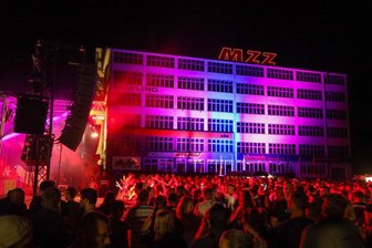 Venga-Venga-Party in Zschopau: Das sind die schönsten Bilder der Disconacht am alten MZ-Werk - Eine pulsierende Menschenmenge auf dem Parkplatz vor dem alten MZ-Werk in Zschopau.