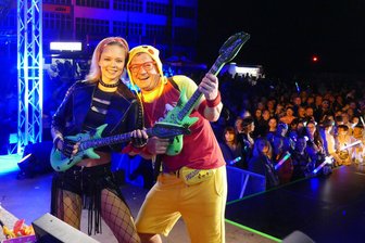 Venga Venga: Die schönsten Partybilder vom alten MZ-Werk in Zschopau - Mit Spielzeuggitarren, Süßigkeiten und unzähligen Hits brachten Tänzerin Raudi und DJ Andy La Toggo die rund 1000 Gäste in Stimmung.