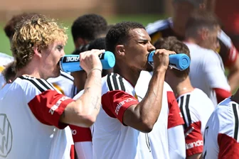 Ventilator und Wasser: Hitzetraining vor coolem Hallenspiel - Viel Trinken gegen die Hitze, Nick Woltemade (l) und Malick Thiaw in einer kurzen Trainingspause.