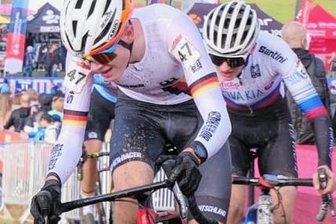 Venusberger besteht erste Aufgabe im Nationaltrikot - Pepe Albrecht quält sich im Nationaltrikot einen der Anstiege in Tschechien hoch. 