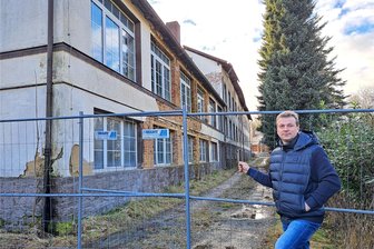 Venusberger Breitfeld-Fabrik vor dem Abriss - Ortsvorsteher Bert Melzer vor dem Bauzaun, der seit zwei Jahren verhindern soll, dass unbefugte Personen das Fabrikgelände betreten.