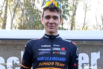 Venusberger Cross-Spezialist bejubelt trotz Platz 4 eine Trophäe - Als bester U-23-Starter nahm Pepe Albrecht trotz Platz 4 eine Trophäe mit nach Hause. Foto: Klaus Fischer