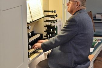 Venusberger hält Herolder Kirche seit 40 Jahren als Kantor die Treue - Kantor Stefan Kümmel vor "seiner Orgel" des Baumeisters Carl Eduard Schubert, welche 1869 in der Herolder Kirche eingebaut wurde. 