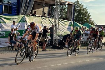 Venusberger Radsportler schnuppert auf internationaler Ebene am Podest - Am Ende des Rennens ergriff Pepe Albrecht (vorn) die Initiative.