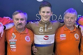 Venusberger schreibt im Velodrom Geschichte - RSV-Vorstandsmitglied Siegfried Hein (l.) und Trainer Klaus Fischer (r.) freuten sich in Berlin für und mit Colin Rudolph. 