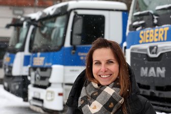 Veolia-Schließung in Hohenstein-Ernstthal: Kann der Containerdienst den Wertstoffhof ersetzen? - Prokuristin Vanessa Steinert ist das Gesicht des Containerdienstes Siebert, der mit acht Fahrzeugen in der Region Hohenstein-Ernstthal unterwegs ist.