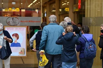 Veränderte Coronaregeln seit Mittwoch in Chemnitz: Maskenpflicht wird meist eingehalten - Es gilt wieder Maskenpflicht. Am Einkaufszentrum Galerie Roter Turm weisen entsprechende Schilder darauf hin.