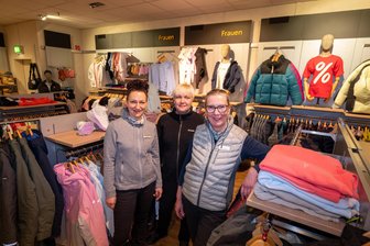 Veränderungen in der Plauener Stadt-Galerie: Aus Jack Wolfskin wird Landmark - Katrin Pilz, Inna Mikleusevic und Birgit Büchold (von links) gehören zum Team des früheren Jack-Wolfskin-Ladens in der Stadt-Galerie, dessen Betreiber auf ein neues Konzept setzt.