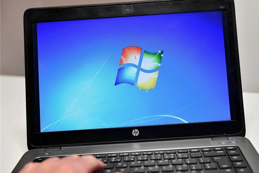 Veraltet und unsicher: Windows 7 werkelt weiter im Landkreis Mittelsachsen - Das veraltete Betriebssystem Windows 7 auf einem Laptop: In öffentlichen Verwaltungen in Mittelsachsen kommt es noch zum Einsatz. 