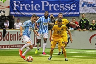 Veranstalter bleibt bei Hallenmasters am Ball - Das Archivfoto von 2016 zeigt Sebastian Schmidt vom VfB Auerbach (rechts) im Zweikampf mit Okan Aydin vom Chemnitzer FC.