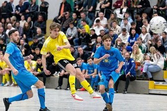 Veranstalter freuen sich über Resonanz - Der Kartenverkauf boomt: Zur zehnten Auflage der Hallenfußball-Stadtmeisterschaft der Stadt Plauen werden 700 Fans erwartet. Im Bild die beiden Concorden Lukas Scholz (links) und Joel Wittig (rechts) sowie der Wackeraner Maximilian Jarocki (Mitte).