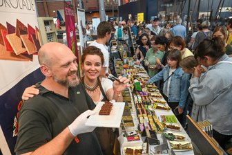 Veranstalter hochzufrieden: Rund 10.000 Besucher kamen zur Schoko-Festival-Premiere in Chemnitz - Julia und Jürgen aus Österreich gehörten zu den 50 Ausstellern beim „Eurobean“-Festival.