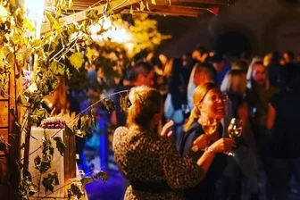 Veranstalter verspricht Genuss für die Sinne - Das Weinfest war bereits bei den ersten beiden Veranstaltungen geprägt von der ganz besonderen Stimmung im Schlosshof.