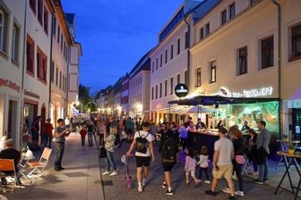 Veranstaltungskalender prall gefüllt - Ein Bild aus dem vergangenen Jahr: Die 10. Freiberger Nachtschicht mit Kneipennacht und Nachtshopping zog viele Freiberger und Auswärtige in die Stadt, hier in die Burgstraße. Auch in diesem Jahr steht die Nachtschicht wieder im Programm der Stadt Freiberg.