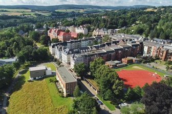 Verbände besorgt über Pflegeheim-Pläne - Ein Großteil des Ex-Wema-Geländes in Auerbach liegt brach und soll nun an einen Chemnitzer Investor verkauft werden, der reihenweise Seniorenresidenzen errichtet. Im hinteren Teil des Grundstücks entstand zuletzt das Gemeindezentrum der Neuapostolischen Kirche (Bildmitte). 