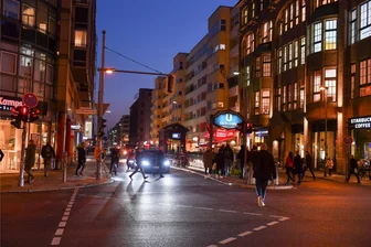 Verband fordert nach New Yorker Vorbild: Fußgänger sollen auch bei Rot gehen dürfen - Wer wir hier am Checkpoint Charlie in Berlin trotz roter Ampel zu Fuß die Straße quert, riskiert ein Bußgeld in Höhe von fünf bis zehn Euro. In New York sind die Bußgelder dafür jetzt hingegen gestrichen worden.