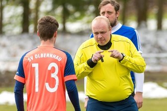 Verband (noch) gut gerüstet - Schiedsrichter wie Thomas Peinelt (SV Blau-Weiß Hilmersdorf), der hier im Kreisliga-Nachholspiel zwischen Neundorf/Wiesenbad und Olbernhau (0:1) klare Anweisungen gibt, werden dringend gebraucht.