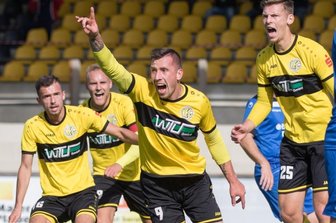 Verband schickt Oberliga in die Zwangspause - Grund zum Jubeln gab es in letzter Zeit bei den Plauener Fußballern häufig. Hier feiert Kamil Popowicz (Mitte) seinen Treffer im Heimspiel gegen den FC An der Fahner Höhe.