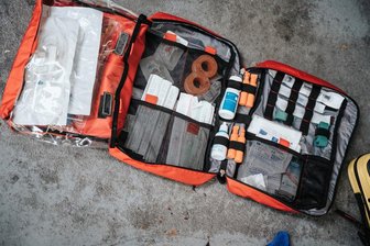 Verbandskasten im Auto: Das müssen Autofahrer jetzt dabeihaben - 