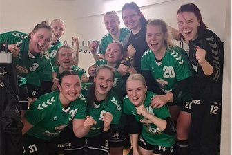 Verbandsliga: Zwönitzer Handballer mit Doppelsieg gegen zahnlose Haie - Den Haien den Zahn gezogen: Bei den Zwönitzer Handballerinnen war die Stimmung nach der Partie in Mölkau prächtig.