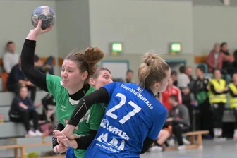Verbandsliga: Zwönitzer Handballer setzen sich bei Schlusslicht Glauchau-Meerane II durch - Michelle Kreher (l) erzielte gegen Meerane drei Treffer – die Niederlage ihrer Zwönitzerinnen konnte sie aber nicht verhindern.