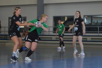 Verbandsliga: Zwönitzer Handballerinnen schlagen Chemnitz zuhause klar - Christin Viehweger (mit Ball), hier gegen Leipzig-Mockau, drehte gegen Chemnitz nach der Pause auf und erzielte fünf Treffer.