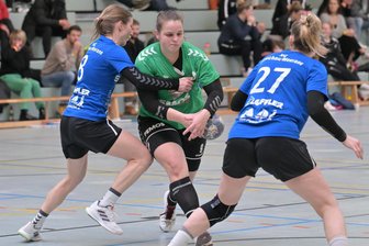 Verbandsliga: Zwönitzer Handballerinnen schrammen an Überraschung vorbei - Laura Kaulfuß (Mitte), hier gegen Meerane, war gegen Leipzig die überragende Akteurin und traf am Ende zehn Mal.