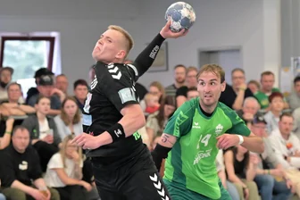 Verbandsliga: Zwönitzer Handballteams mit furiosem Saisonfinale - Max Briest (l.) war so richtig in Fahrt und traf gegen Rückmarsdorf zehnmal.